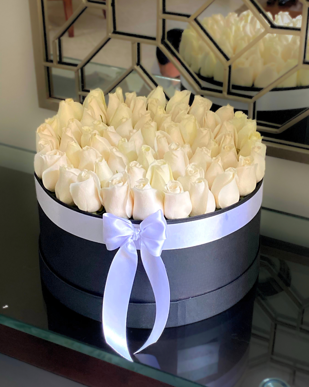 Round box with white roses