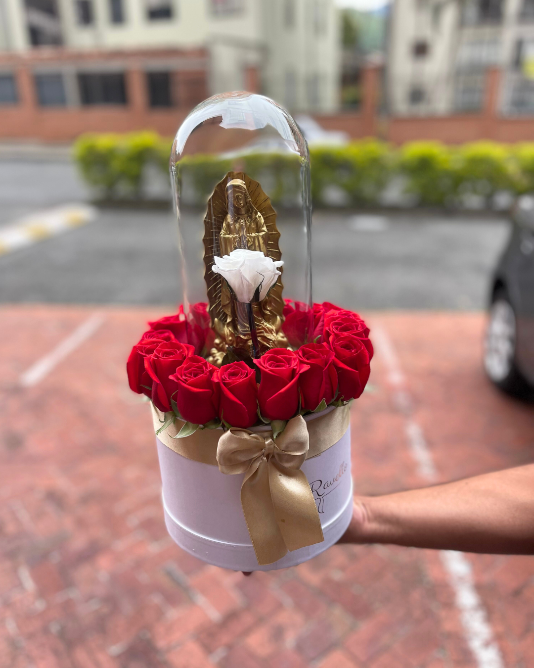 Box of 16 roses with Virgin Mary and preserved rose