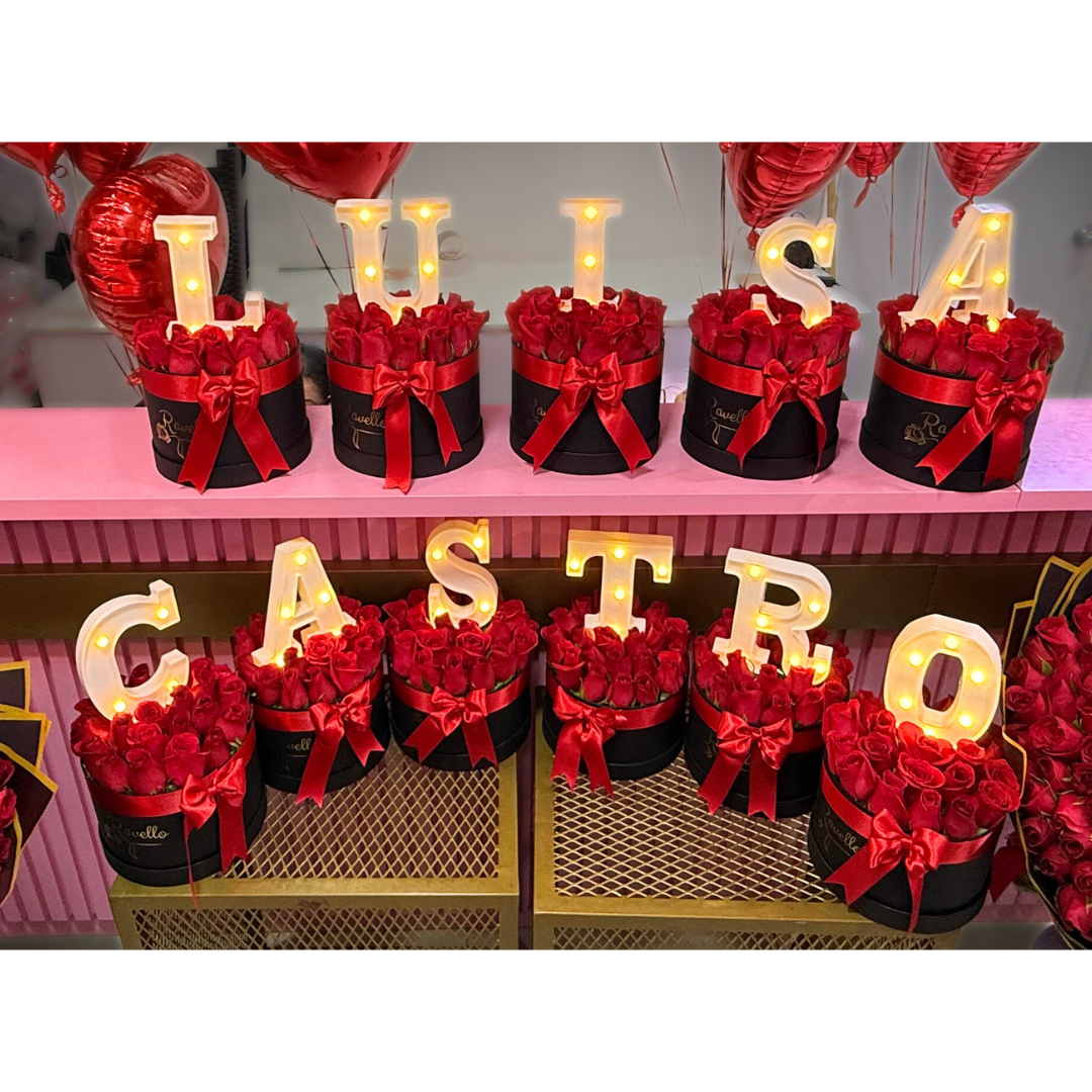 Arrangement with 5 boxes with LED lights