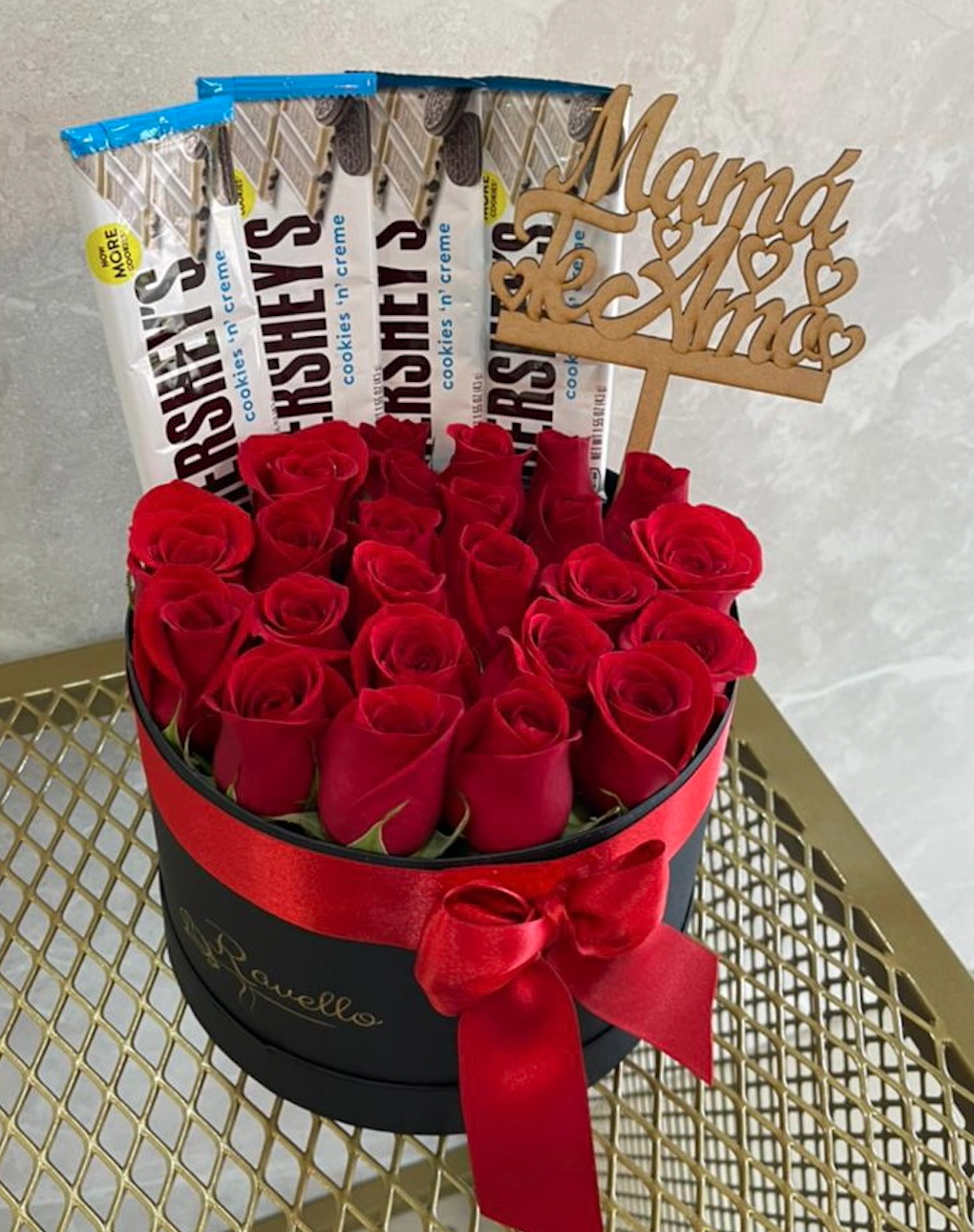 Box with 20 Roses and 4 Chocolates.