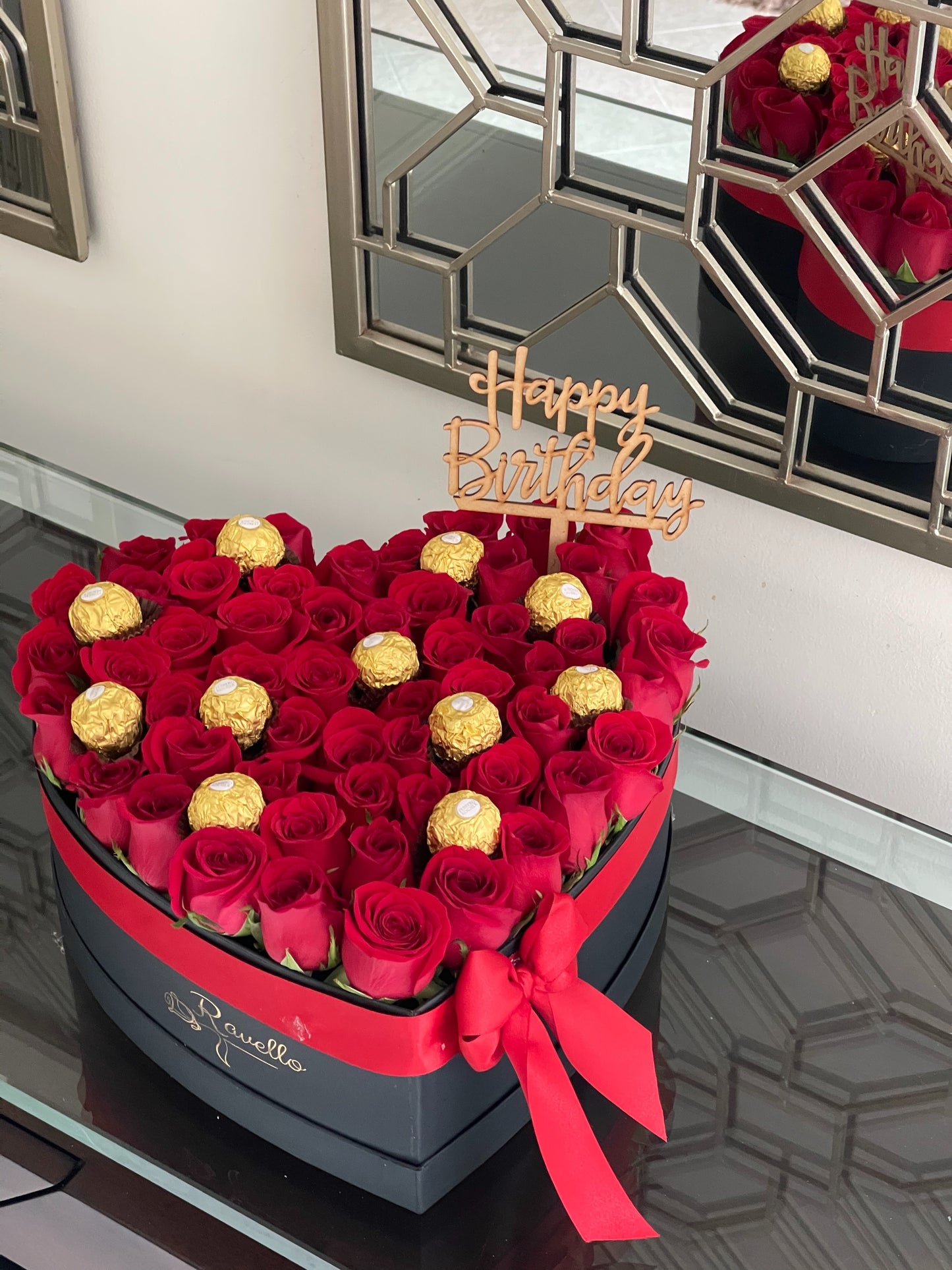 Caja con 60 Rosas y 10 Ferrero Rocher