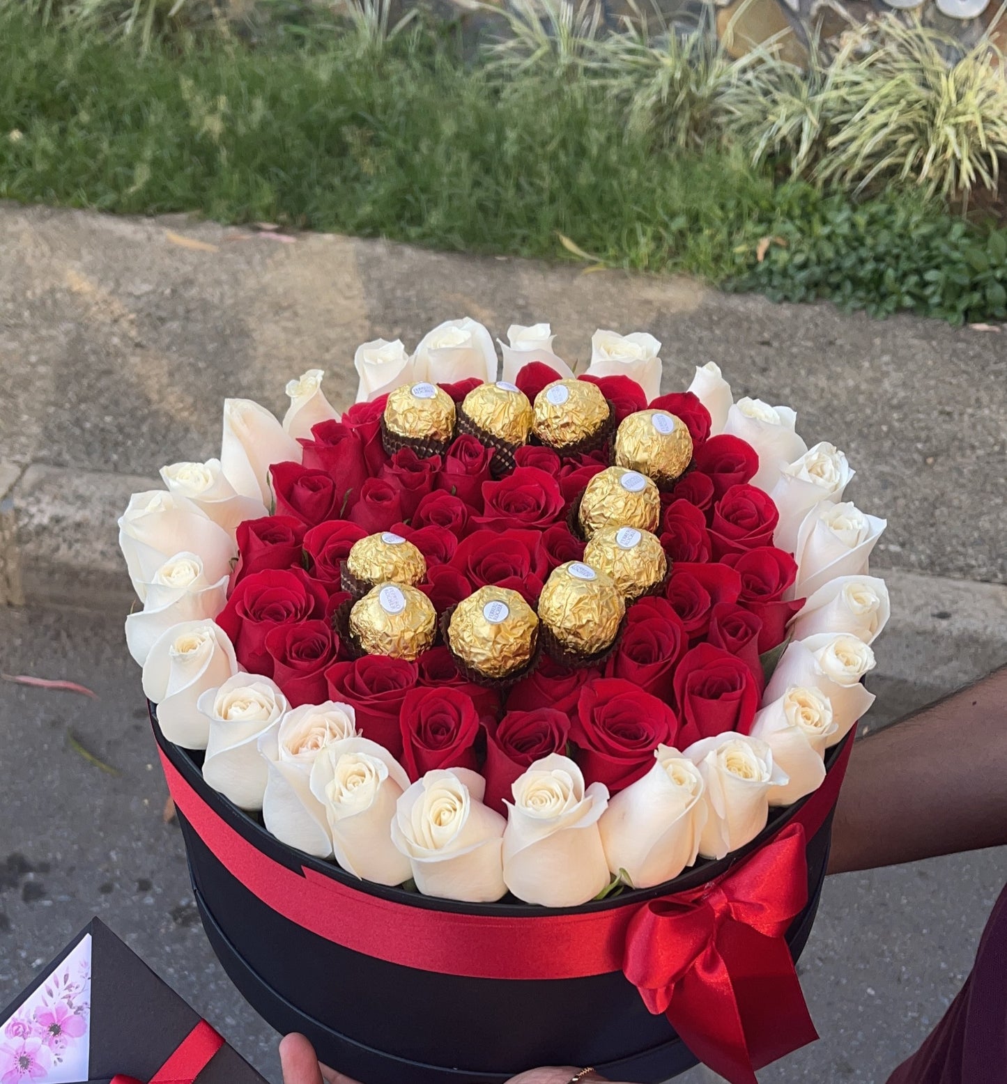 Caja con 60 Rosas y 10 Ferrero Rocher