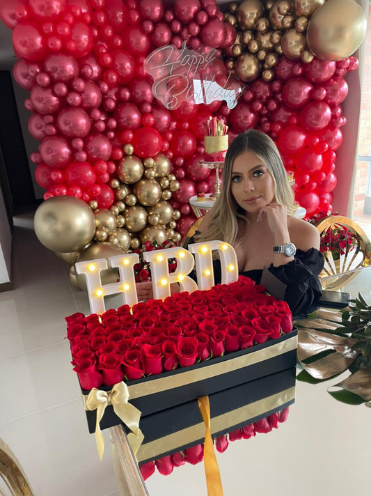 Caja con 80 Rosas y 3 Letras con Luz