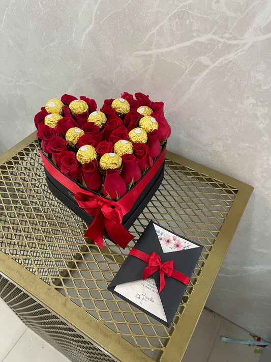 Caja Corazón ❤️ con 30 Rosas y 12 Ferrero Rocher