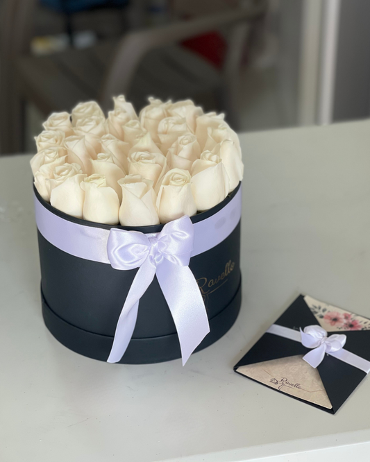Caja redonda con rosas blancas