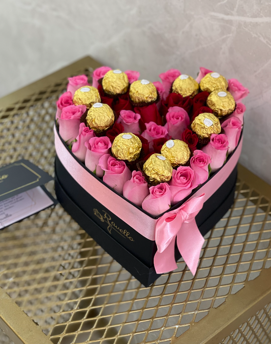 Caja Corazón ❤️ con 30 Rosas y 12 Ferrero Rocher